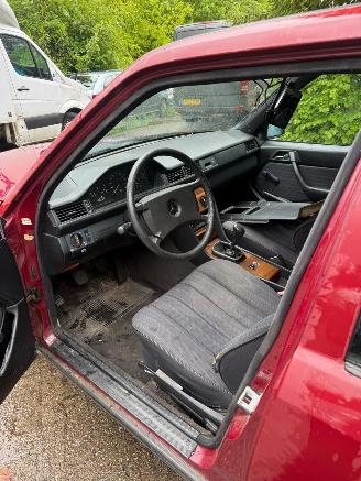 Mercedes 200-serie 230 E picture 4