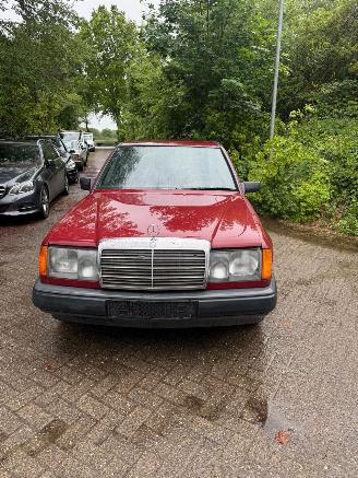 Mercedes 200-serie 230 E picture 10