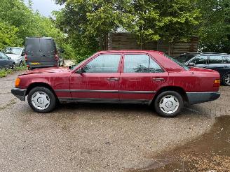 Mercedes 200-serie 230 E picture 2