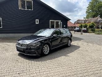 krockskadad bil auto Volkswagen Passat GTE HYBRIDE AUTOMAAT NAVI CLIMA CAMERA PDC B.J 2022 2022/2