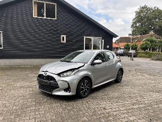 damaged passenger cars Toyota Yaris HYBRIDE 1.5 AUTOMAAT NAVI CLIMA CAMERA HEAD UP KEYLESS B.J 2022 2022/8
