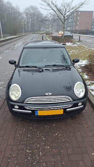 damaged passenger cars Mini Mini ONE 1.6 PANO B.J 2003 inruiler 2003/5