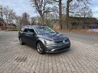 skadebil auto Volkswagen Golf VARIANT TSI 115 PK NAVI CLIMA CAMERA CRUISE B.J 2020 SCHROEFSCHADE 2019/1