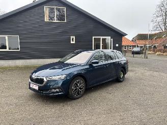 Voiture accidenté Skoda Octavia TSI AUTOMAAT HYBRIDE NAVI CLIMA VIRT DASH CAMERA TREKHAAK LED B.J 12-2024 2024/12