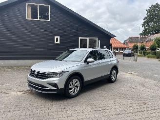 Damaged car Volkswagen Tiguan 1.5 AUTOMAAT 150 PK NAVI CLIMA CAMERA VIR Dashboard LED TREKHAAK B.J 2024 2024/1