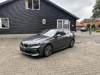 uszkodzony samochody osobowe BMW 1-serie 118 M SPORT 6 BAK NAVI CLIMA CAMERA PDC LED B.J 2020 2020/2