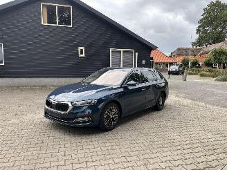 skadebil auto Skoda Octavia AUTOMAAT HYBRIDE NAVI CLIMA VIRT DASH CAMERA TREKHAAK LED B.J 12-2024 2024/12