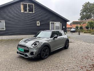 Damaged car Mini Cooper S JOHN WORKS AUTOMAAT NAVI SPORT CLIMA B.J 2019 2019/1