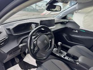 Peugeot 208  picture 16