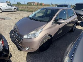 Vaurioauto  passenger cars Peugeot 208  2013/10