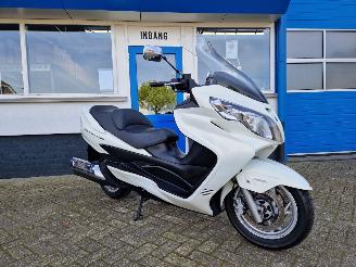 krockskadad bil motor Suzuki  AN 400 BURGMAN TOP STAAT 2012/2