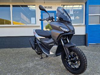 krockskadad bil motor Aprilia  SR GT 200 2023/6