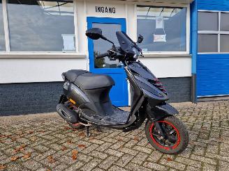 krockskadad bil bromfiets Piaggio  ZIP IGET 45KM 2019/1