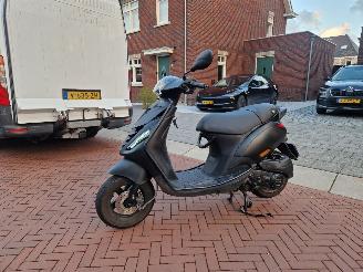Piaggio  ZIP E5 BROMSCOOTER 1E EIGENAAR picture 4