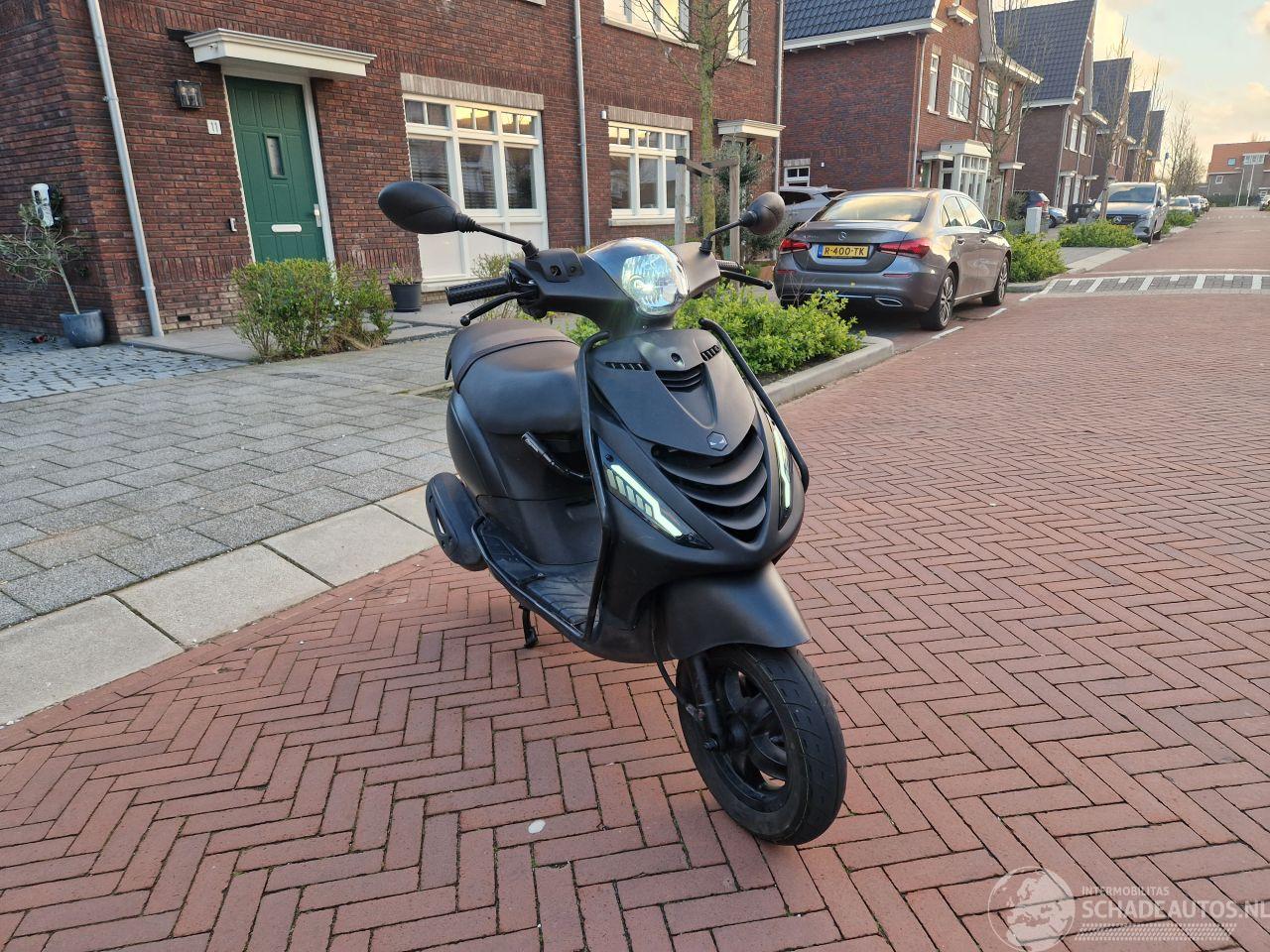 Piaggio  ZIP E5 BROMSCOOTER 1E EIGENAAR