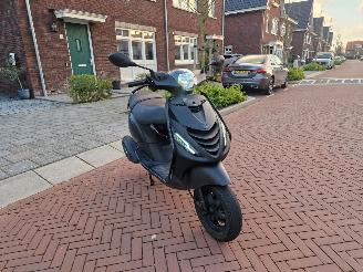Piaggio  ZIP E5 BROMSCOOTER 1E EIGENAAR picture 1
