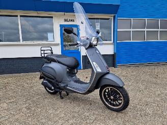 krockskadad bil bromfiets Vespa  SPRINT 2016/1