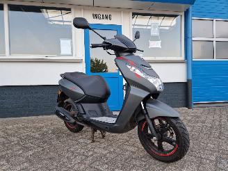 skadebil bromfiets Peugeot  KISBEE 45KM 2019/12