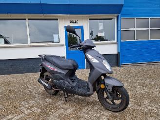 krockskadad bil bromfiets Sym Sprint 45KM ORBIT II 2017/12