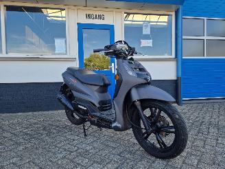 skadebil bromfiets Peugeot  TWEET RS , DOUBLE DISC BRAKE 2013/9