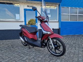 krockskadad bil bromfiets Piaggio  LIBERTY I-GET 2022/1