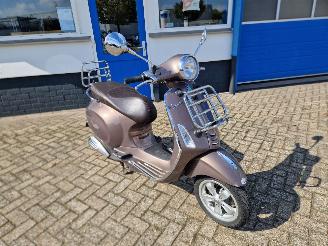 krockskadad bil bromfiets Vespa  PRIMAVERA TOURING 2017/2