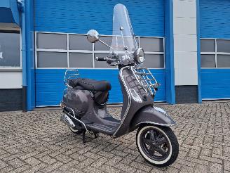 skadebil bromfiets Vespa  LXV VIE DELLA MODA 2012/10