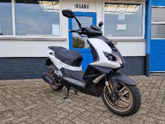 krockskadad bil bromfiets Peugeot  SPEEDFIGHT IV 2015/12