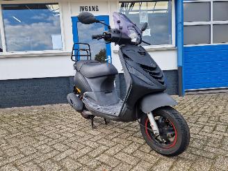 krockskadad bil bromfiets Piaggio  ZIP 45KM I-GET e5 2023/5