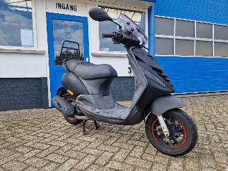 Piaggio  ZIP 45KM I-GET e5 picture 4