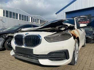 Vrakbiler auto BMW 1-serie 1 serie (F40), Hatchback, 2019 118i 1.5 TwinPower 12V 2020/1