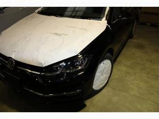 uszkodzony samochody osobowe Volkswagen Golf  2019