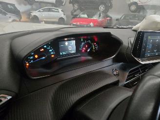 Peugeot 208  picture 13