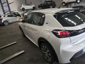 Peugeot 208  picture 7