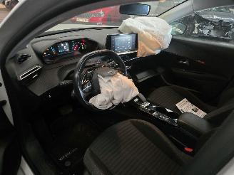 Peugeot 208  picture 8