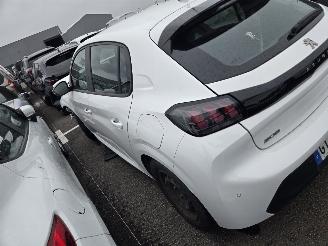 Peugeot 208  picture 11