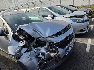 damaged passenger cars Peugeot 2008  2017/2