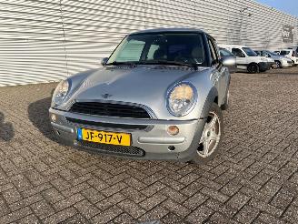 Damaged car Mini One 1.6 16V One Hatchback  Benzine 1.598cc 66kW (90pk) FWD 2004/2
