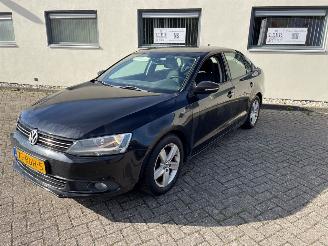 uszkodzony samochody osobowe Volkswagen Jetta 1.2 TSI Sedan 4Dr Benzine 1.197cc 77kW (105pk) FWD 2011/4