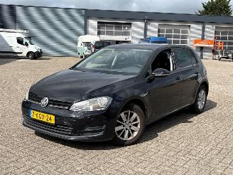 Voiture accidenté Volkswagen Golf 1.2 TSI 16V Hatchback  Benzine 1.197cc 63kW (86pk) FWD 2012-08/2017-03  CJZB 2013/4