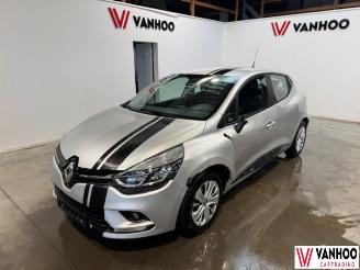 Vaurioauto  passenger cars Renault Clio  2018/7