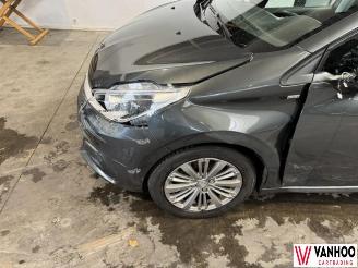 Peugeot 208  picture 2