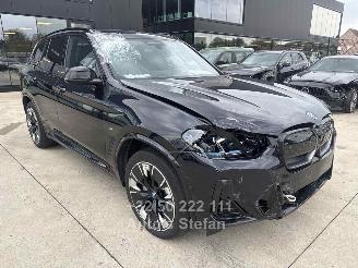 krockskadad bil auto BMW iX3 M SPORT 2024/4