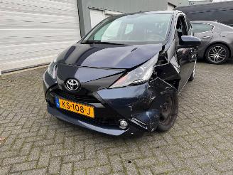 damaged passenger cars Toyota Aygo 1.0 VVT-i x-play 2016/11