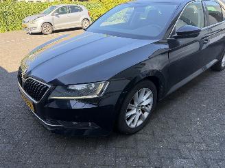 Vaurioauto  passenger cars Skoda Superb 1.6 TDI Ambition Business 2017/4
