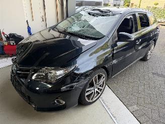 Vaurioauto  passenger cars Toyota Auris Touring Sports 1.8 hybrid 2014/5