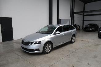 Schadeauto Skoda Octavia AMBITION 2020/5