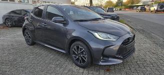 uszkodzony samochody osobowe Toyota Yaris 1.5 Hybride* Navigatie*LED*Aluminium velgen*Camera*trekhaak*KeylessGo* 2023/10