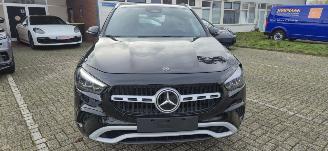 Mercedes GLA 180 Automaat*LED*Trekhaak*Digitaal display*Comfort stoelen*Parkeerpaket met camera*Navigatie*Apple Carplay*MBUX* picture 2