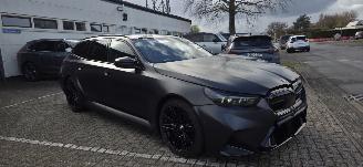 Voiture accidenté BMW M5 Touring M Drive Professionel*PlugIn*Panoramadak*Ambiente*HeadUp*Carbon*Compound Remsysteem rood*360*Parkeer +*Shadowline*Memory*Bower&Wilkins Sound* 2025/6